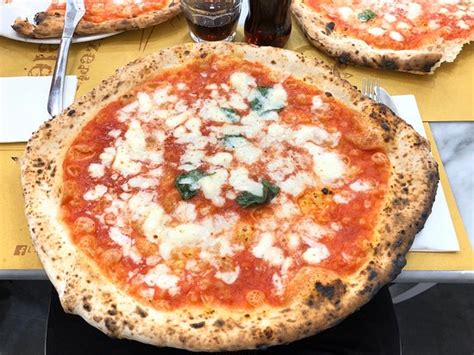 pizzeria da vitale|Da Michele.